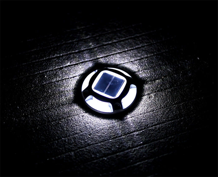 2V 140MAH स्टेनलेस स्टील सोलर डेक लाइट्स गार्डन पाथ वे के लिए लंबी उम्र: