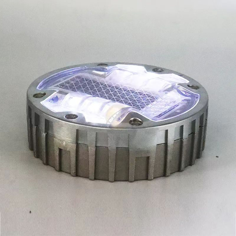 143 साइज IP68 वाटरप्रूफ सॉलिड सोलर रोड स्टड कास्ट एल्युमिनियम 1200mah आउटडोर के लिए