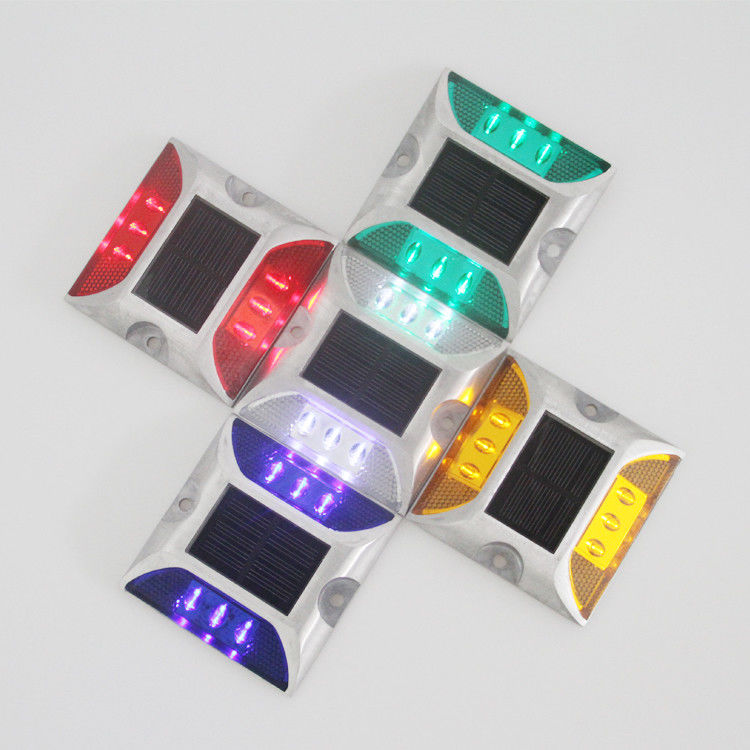 प्रतिबिंबित यातायात सुरक्षा सड़क स्टड्स बिल्ली की आंखें सौर ऊर्जा संचालित एलईडी चेतावनी स्टड डेक चमकती रोशनी