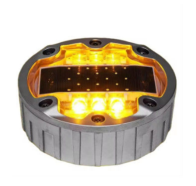 सड़कों पर सुरक्षा बढ़ाने के लिए रंगीन प्रकाश स्रोत के साथ एलईडी सोलर रोड स्टड