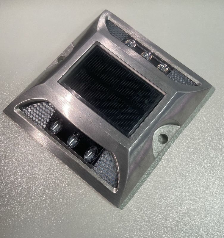 114*105*23 मिमी एल्यूमीनियम मिश्र धातु पीसी IP68 सौर सड़क स्टड के साथ -40C- 85C कार्य तापमान