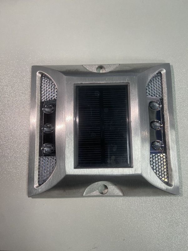 IP68 जलरोधी स्तर के साथ सुरक्षा बढ़ाने वाले रंगीन सौर सड़क स्टड