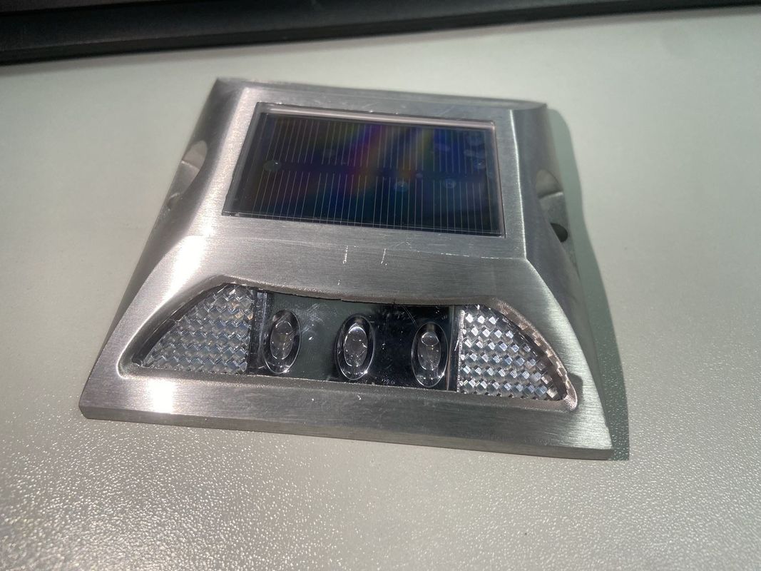 सौर सड़क स्टड एल्यूमीनियम मिश्र धातु पीसी सफेद/ पीला/ लाल/ नीला/ हरा एलईडी लाइट्स 2 वी वोल्टेज