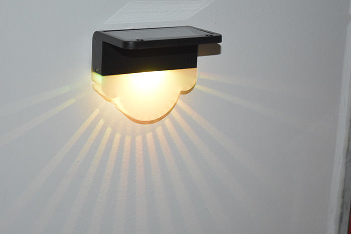 आउटडोर जलरोधक सौर यार्ड बाड़ प्रकाश कई रंग सौर एलईडी गेट स्तंभ प्रकाश उद्यान के लिए