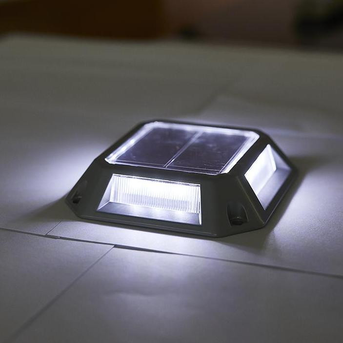 स्क्रू इंस्टॉलेशन के लिए एल्यूमीनियम सोलर डॉक लाइट 20 लुमेन चमक 2V वोल्टेज