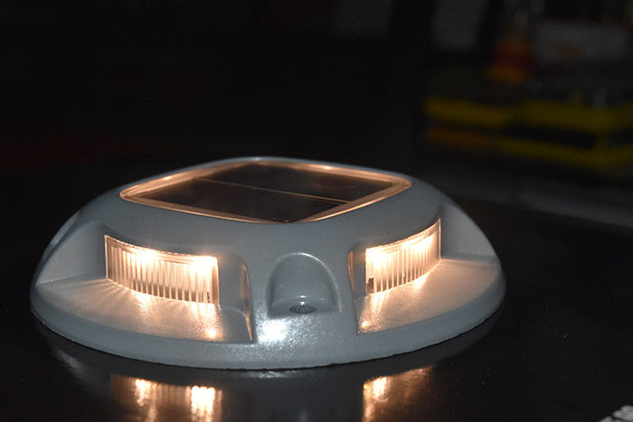 सौर ऊर्जा संचालित 110*22 मिमी डेक रोशनी 20 घंटे के कार्य समय के लिए प्रकाश