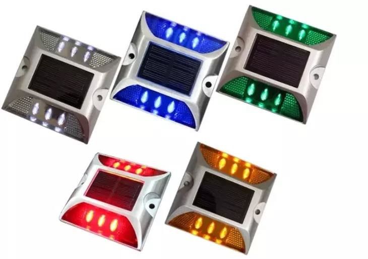 103*106*24 मिमी आकार और एलईडी परावर्तक यातायात चेतावनी प्रकाश 330g के साथ सौर सड़क स्टड