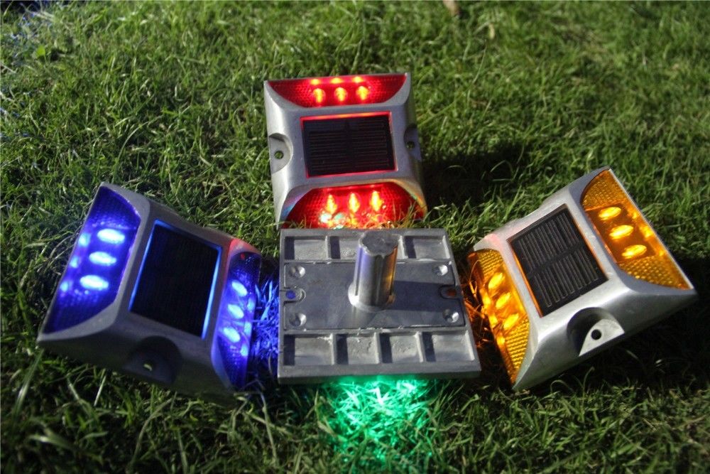 अत्यधिक तापमान के लिए सफेद/पीला/लाल/बुले/हरे रंग के सौर ऊर्जा से चलने वाले सड़क मार्कर