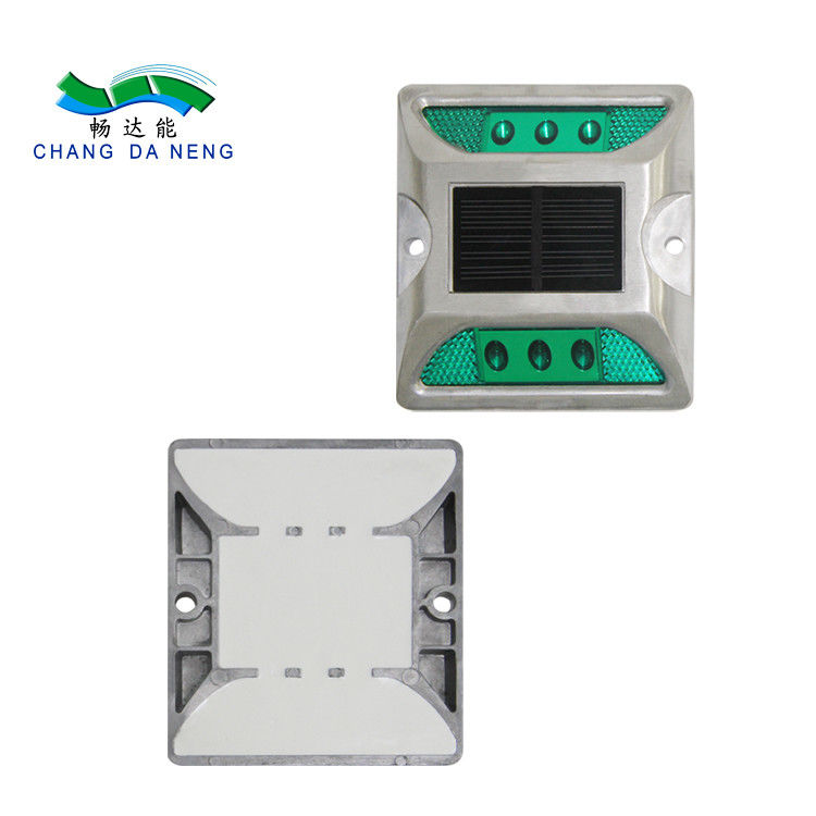 सफेद पीला लाल नीला हरा 330g 2V एलईडी सौर ऊर्जा संचालित सड़क स्टड कार्य तापमान -20C- 70C एल्यूमीनियम मिश्र धातु