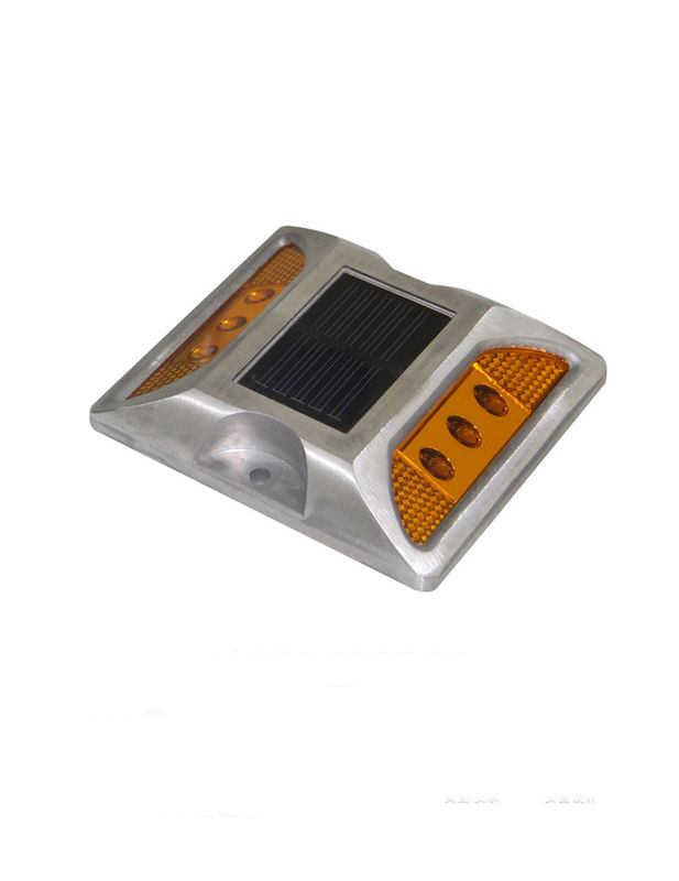 सफेद पीला लाल नीला हरा 330g 2V एलईडी सौर ऊर्जा संचालित सड़क स्टड कार्य तापमान -20C- 70C एल्यूमीनियम मिश्र धातु