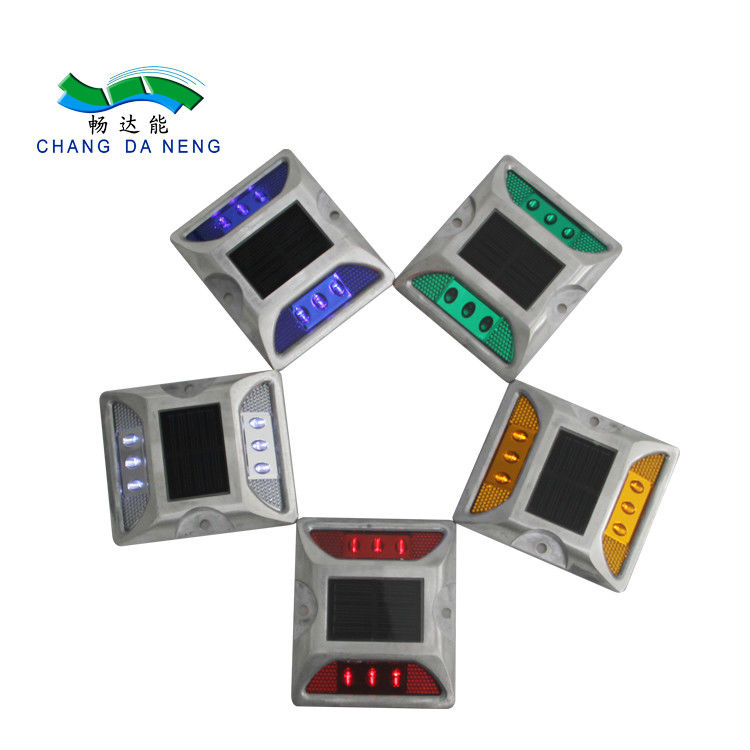 सफेद पीला लाल नीला हरा 330g 2V एलईडी सौर ऊर्जा संचालित सड़क स्टड कार्य तापमान -20C- 70C एल्यूमीनियम मिश्र धातु