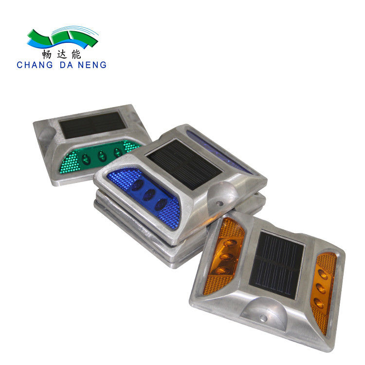 सफेद पीला लाल नीला हरा 330g 2V एलईडी सौर ऊर्जा संचालित सड़क स्टड कार्य तापमान -20C- 70C एल्यूमीनियम मिश्र धातु