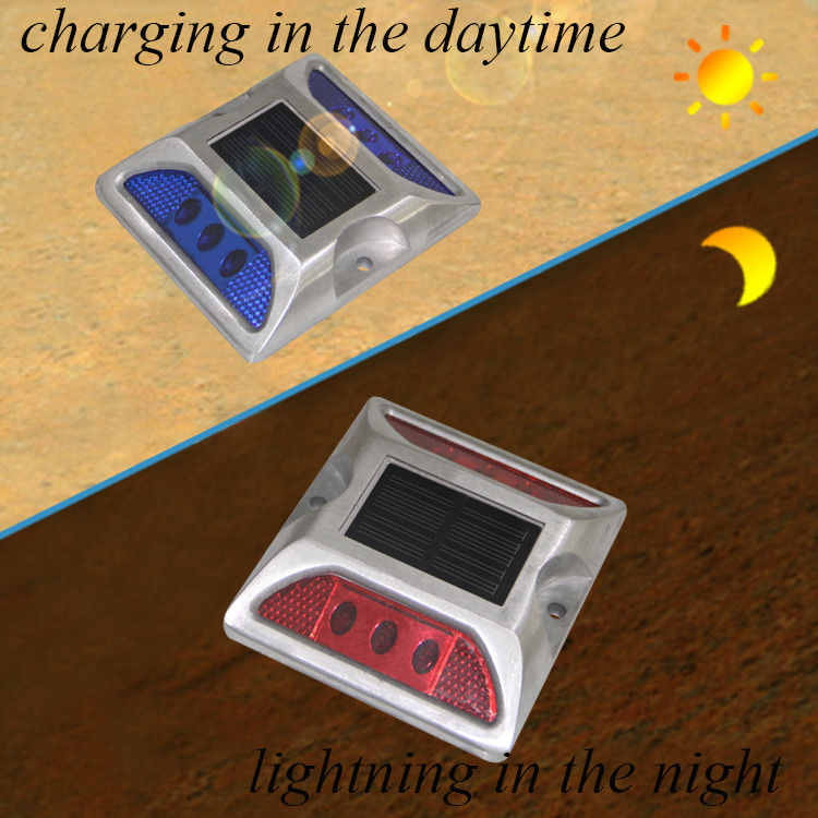 सफेद पीला लाल नीला हरा 330g 2V एलईडी सौर ऊर्जा संचालित सड़क स्टड कार्य तापमान -20C- 70C एल्यूमीनियम मिश्र धातु