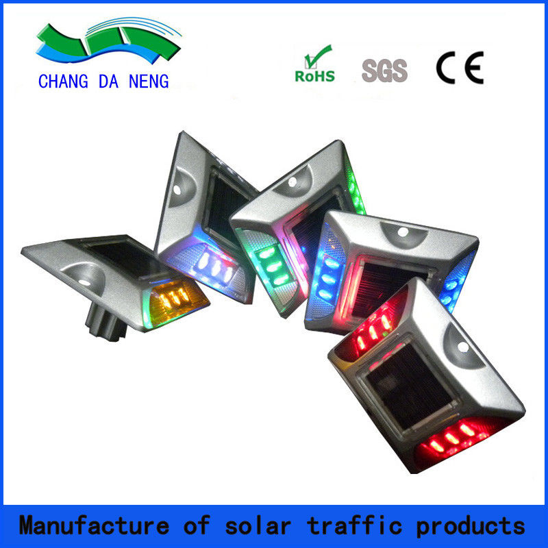 राजमार्ग के लिए तैयार सौर एलईडी सड़क स्टड सभी मौसमों के लिए भारी एल्यूमीनियम मिश्र धातु निर्माण