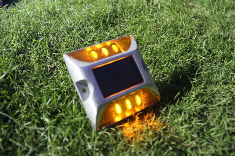 राजमार्ग के लिए तैयार सौर एलईडी सड़क स्टड सभी मौसमों के लिए भारी एल्यूमीनियम मिश्र धातु निर्माण