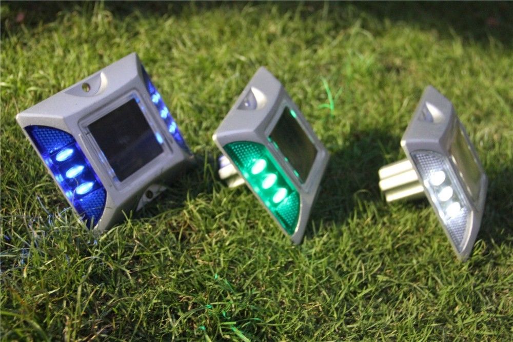 राजमार्ग के लिए तैयार सौर एलईडी सड़क स्टड सभी मौसमों के लिए भारी एल्यूमीनियम मिश्र धातु निर्माण