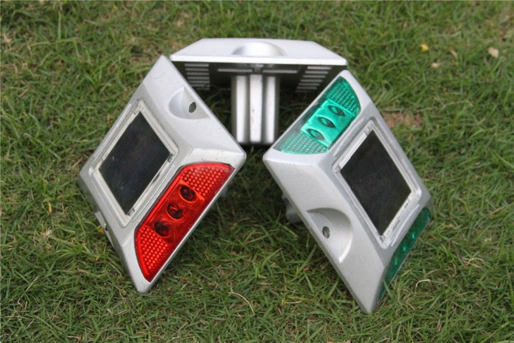 राजमार्ग के लिए तैयार सौर एलईडी सड़क स्टड सभी मौसमों के लिए भारी एल्यूमीनियम मिश्र धातु निर्माण