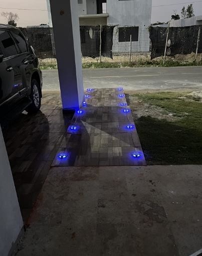 आउटडोर सौर ऊर्जा से संचालित जलरोधक डॉक लाइट्स वार्मिंग स्टेप एलईडी डेक सौर ड्राइववे लाइट्स