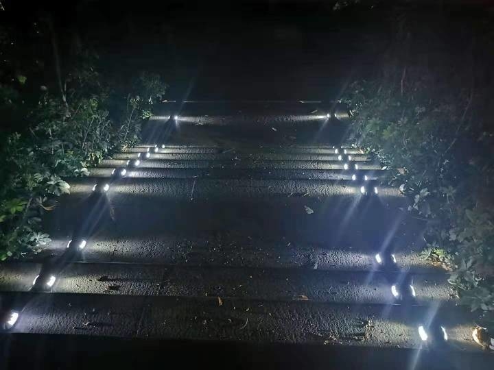 हॉर्सहोल एल्यूमीनियम कास्ट शेल सोलर रोड स्टड लाइट्स मार्कर हाई शॉक रेसिस्टेंस एलईडी रोड स्टड