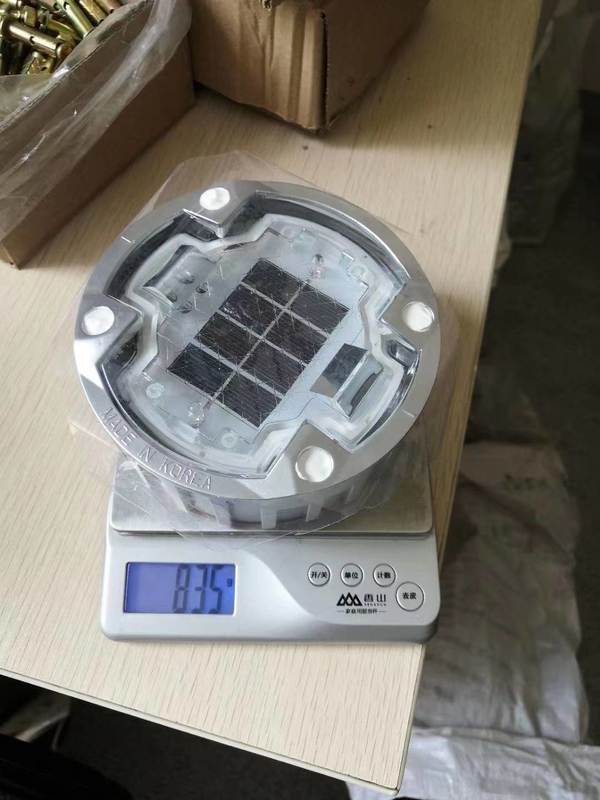 एल्यूमीनियम मिश्र धातु सौर सड़क स्टड 123x48.5mm के साथ >30T संपीड़न प्रतिरोध और >500m दृश्य दूरी