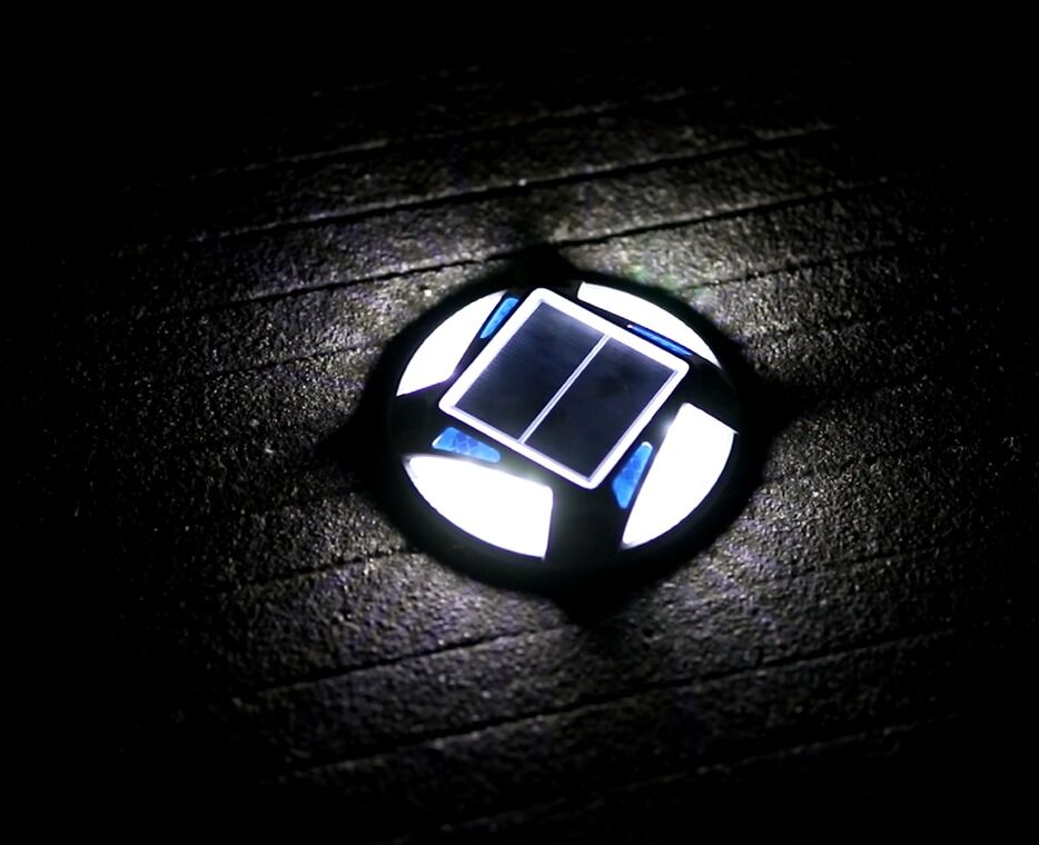 यातायात सड़क सुरक्षा के लिए 12 पीसी एलईडी उम्र बढ़ने प्रतिरोध सहायक प्रकाश व्यवस्था के साथ सौर सड़क स्टड