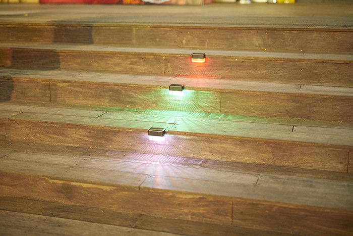 IP65 वाटरप्रूफ सोलर लैंडस्केप फेंस एलईडी लाइट्स लगातार ब्राइट कलर चार्जिंग