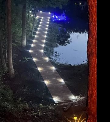 गार्डन पाथवे के लिए आउटडोर एल्युमिनियम सोलर रोड स्टड डेक लाइट्स 110 * 22.5mm 140MAH