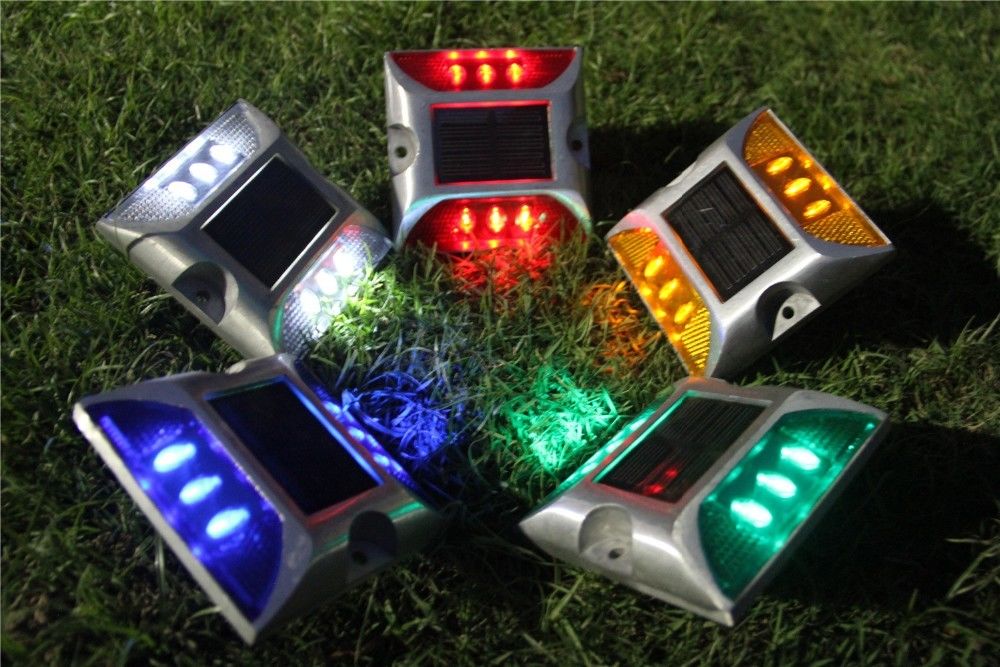 पीबीडब्ल्यू एल्यूमीनियम सौर सड़क स्टड एलईडी सौर सड़क परावर्तक सुरक्षा चेतावनी के लिए