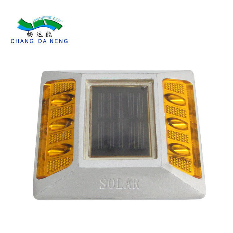 IP68 वाटरप्रूफ सोलर स्पाइक एलईडी कास्ट एल्यूमीनियम रिफ्लेक्टर पैरों के साथ सड़क यातायात मार्गदर्शन रोशनी