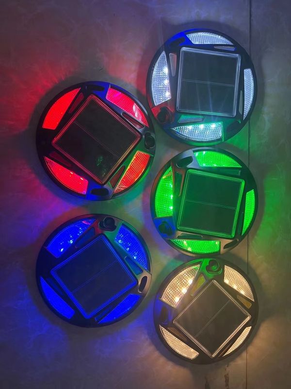 यातायात सड़क सुरक्षा और ड्राइववे प्रकाश व्यवस्था के लिए 12 एलईडी के साथ गर्म सफेद सौर सड़क स्टड