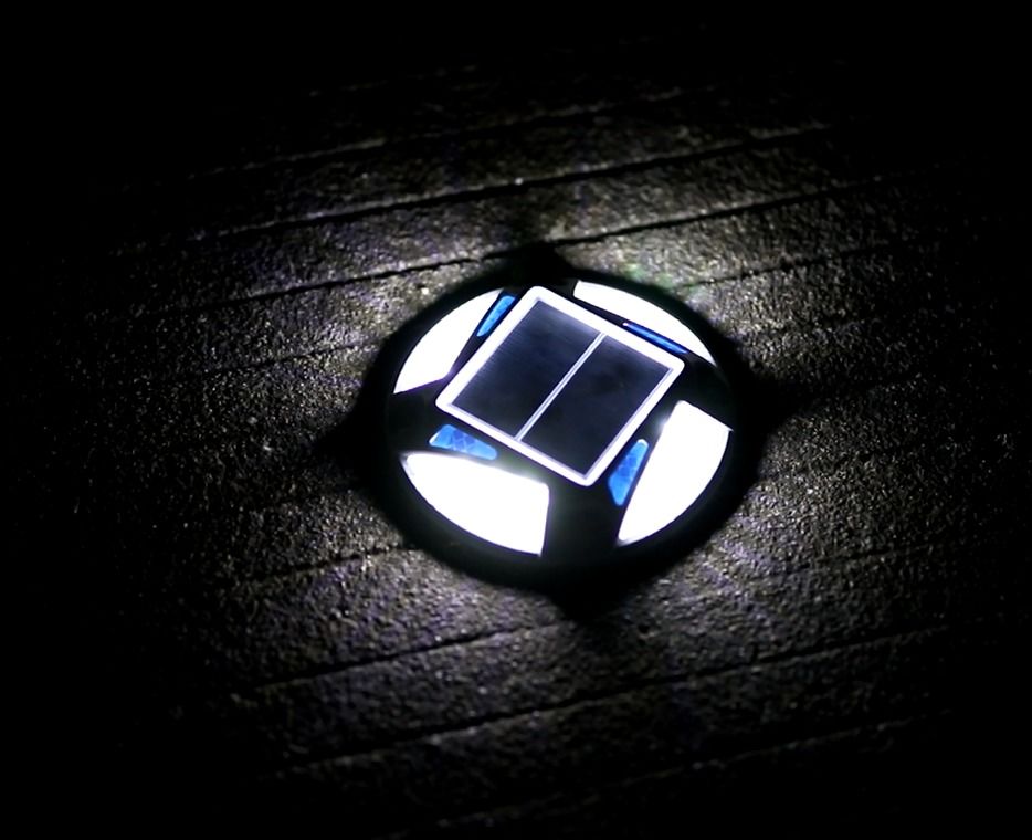 एल्यूमीनियम वाटरप्रूफ एलईडी सोलर रोड स्टड 12 एलईडी के साथ -20-70°C में यातायात सड़क सुरक्षा के लिए